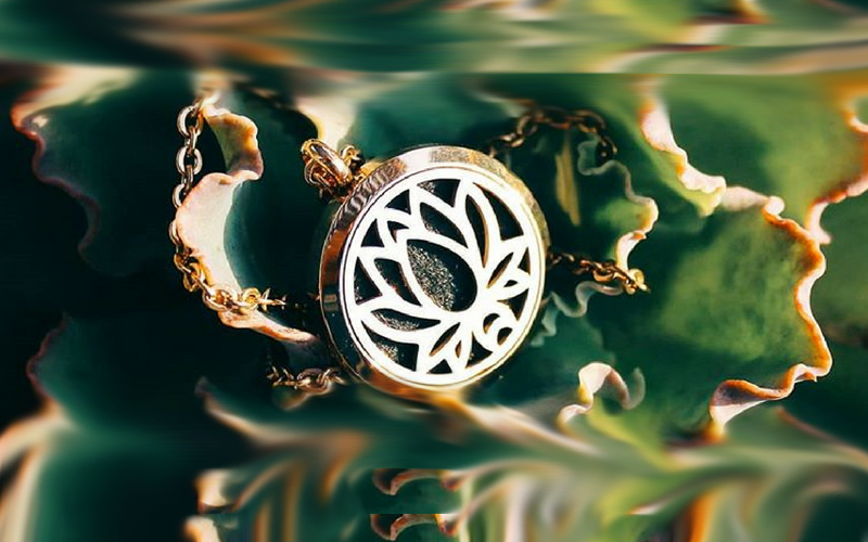 گردنبندی با قابلیت آروماتراپی برگرفته از روغن معطر