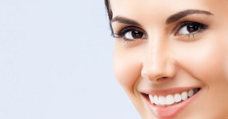 ماساژ صورت برای از بین بردن خط خنده