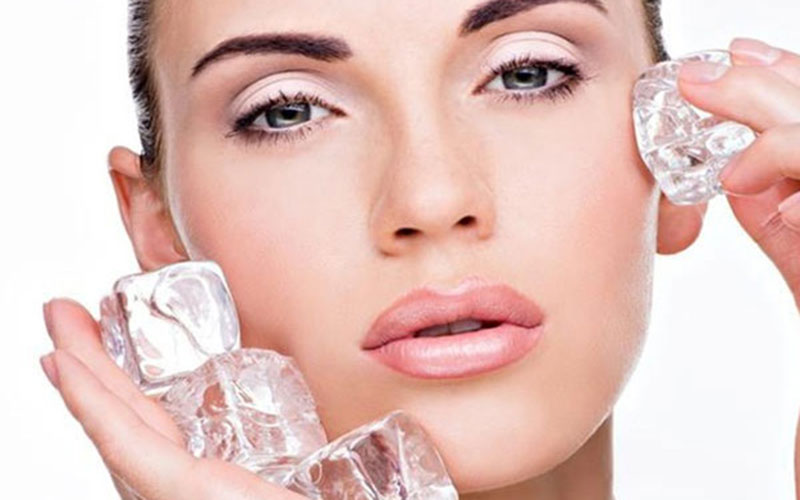 فواید بی نظیر ماساژ صورت با یخ