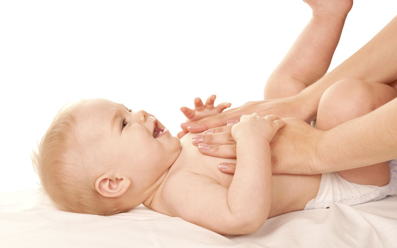 آشنایی با فواید ماساژ نوزاد